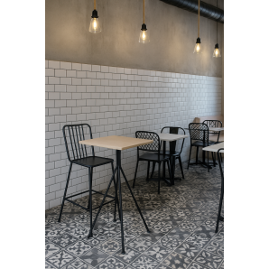 Mesa bistró, alta, metal negro, tapa de mdp color miel, 60 x 60 cms