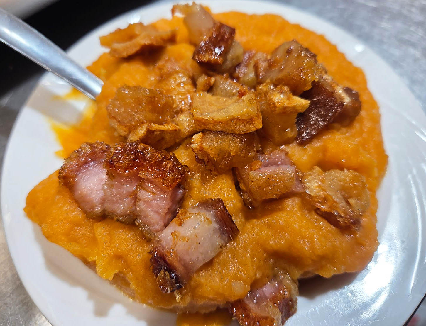 patatas revolconas torreznos tapa